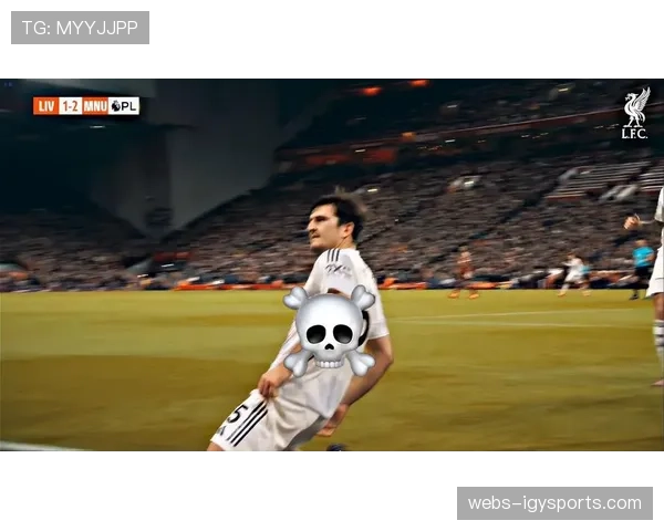 争议瞬间！马奎尔头球破门因推人在先被吹，曼联球员围堵裁判申诉